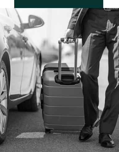 transfert aéroport nice homme qui tire une valise noir et blanc