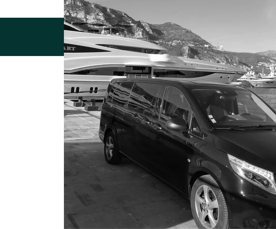 Groupe 287 transport de groupe avec un van mercedes devant un yacht