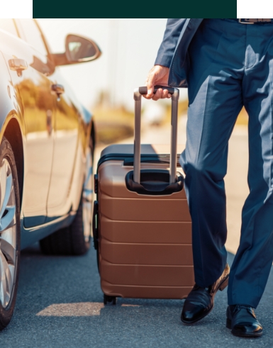 transfert aéroport nice homme qui tient une valise à côté d'une voiture