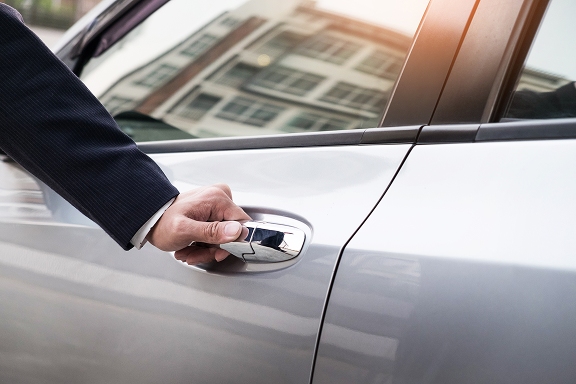 AdobeStock_144692139 1-compressed chauffeur voiture