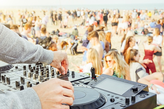 AdobeStock_244638612 1-compressed DJ plage