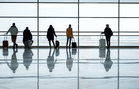 Personnes qui attendent à l'aeroport