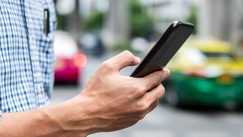 homme sur téléphone