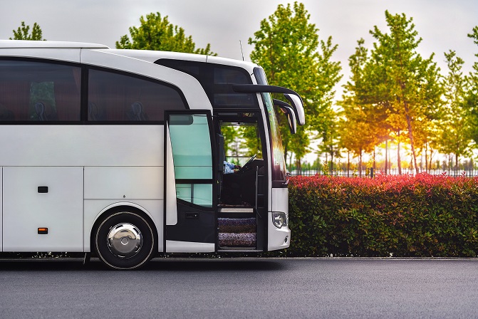 AdobeStock_312832489-compressed bus de groupe
