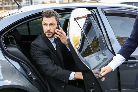 homme sortant voiture