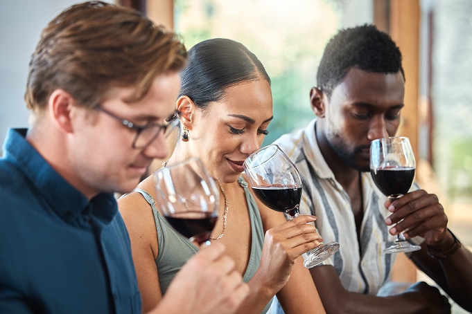 AdobeStock_525729173-compressed dégustation de vins