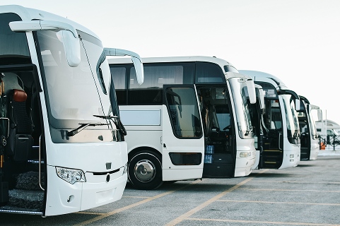 Autobus sur un parking Autobus sur un parking