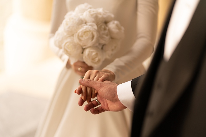 Couple se tenant la main lors de leur mariage