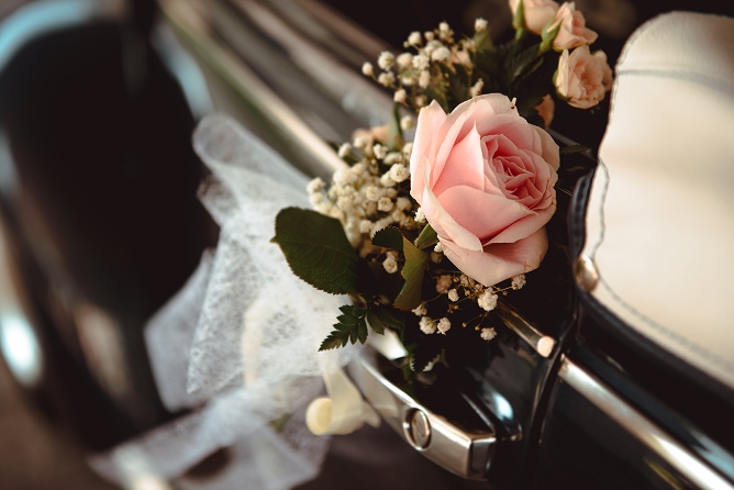 Voiture décorée de fleurs pour un mariage