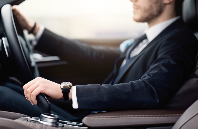 Homme avec les mains sur le volant d’une voiture Homme avec les mains sur le volant d’une voiture