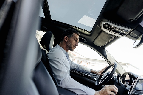 homme qui conduit une voiture