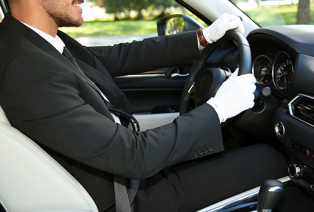 Chauffeur conduisant une voiture