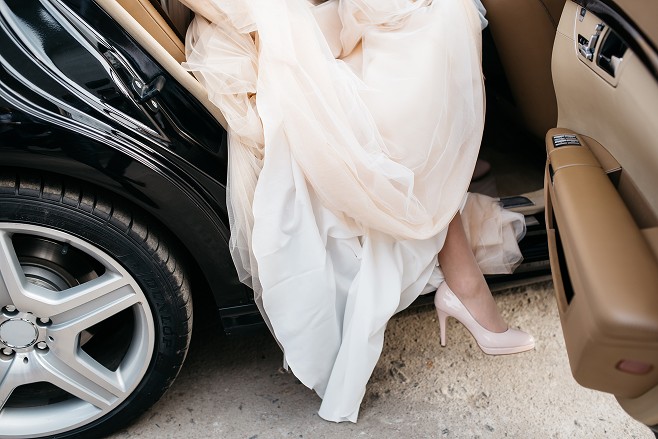 Femme sortant d'une voiture