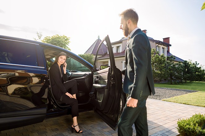 Homme ouvrant la portière d’une voiture pour une femme Homme ouvrant la portière d’une voiture pour une femme